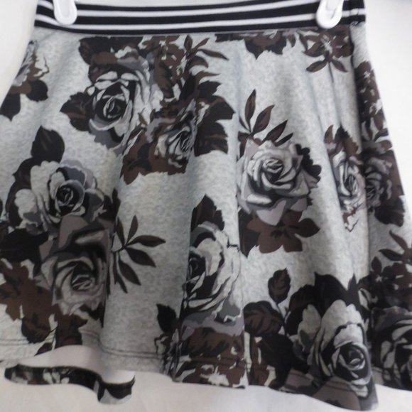 GORGEOUS rose printed skorts BNWOT